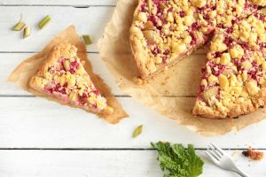 Tarte crumble à la rhubarbe - crédit photo : frischer Rhabarber Kuchen Rhabarberkuchen Stück Overhead Top View frischer Rhabarber via Adobe Stock