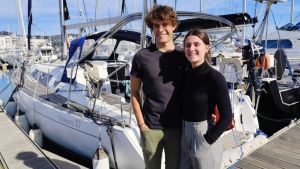 A deux, ils partent pour un voyage d’un an à la voile pour écouter les cétacés