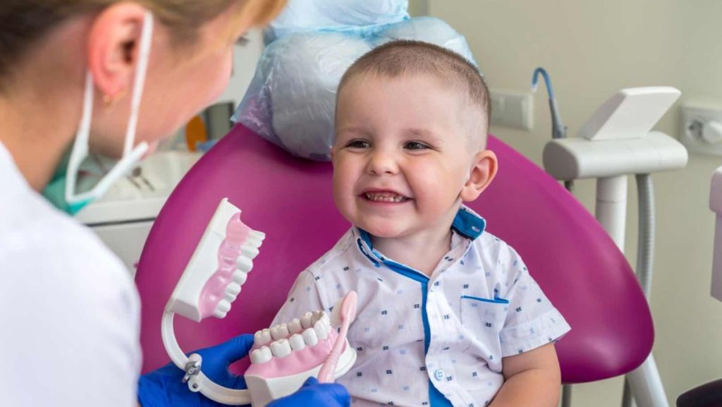 Choc et dent cassée chez l’enfant : comment réagir en urgence ?