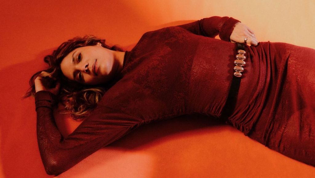 Musique : avec “Regarde”, Vanille invite à ralentir et ressentir