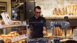 Ce DJ mixe dans les boulangeries pour créer du lien
