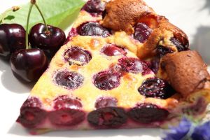Clafoutis aux cerises facile et léger - crédit photo : Claude Calcagno via Adobe Stock