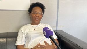 Estelle Ewoulé Lobé dans le studio d'airzen radio à Issy-les-Moulineaux.