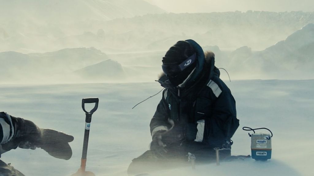 Glaciologue, Ugo Nanni étudie les glaciers grâce à leurs sons et vibrations