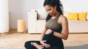 Une future maman en séance de sophrologie.
