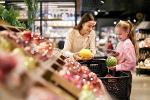 Mère et fille choisissent des fruits - crédit photo : Seventyfour via Adobe Stock