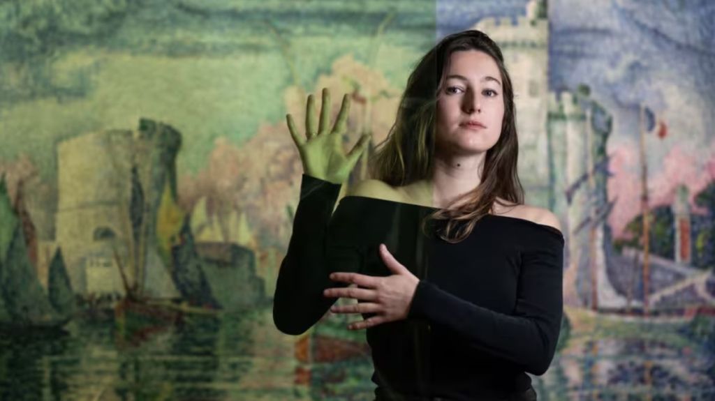 Paris : l’activiste Camille Étienne a organisé une performance au musée d’Orsay