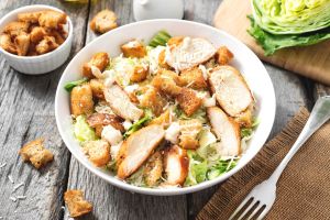 Salade César - crédit photo : Nelea Reazanteva via Adobe Stock