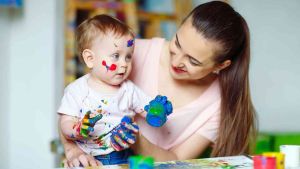 Une mère et son tout-petit en plein atelier peinture
