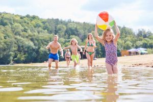 Baignade en famille - crédit photo : Robert Kneschke via Adobe Stock