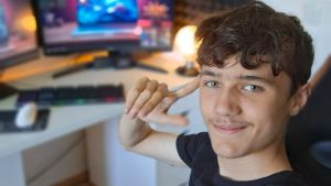 À 15 ans, Noa cartonne sur Instagram avec son “Éclat positif”