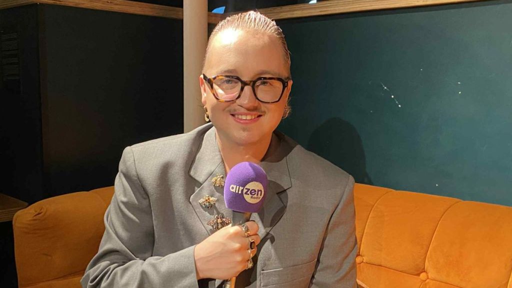 Antoine Délie rêve d’un monde plus beau dans son nouveau titre “Couleurs”