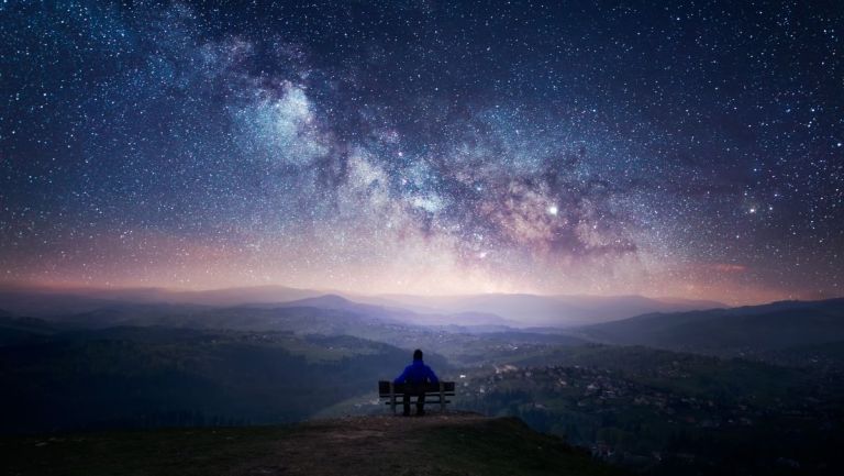Cet été, ralentissez avec la tête dans les étoiles