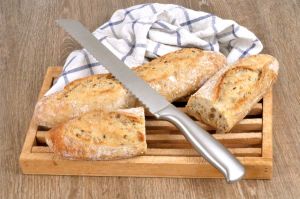 Baguette coupée dans un torchon - crédit photo : Richard Villalon via Adobe Stock