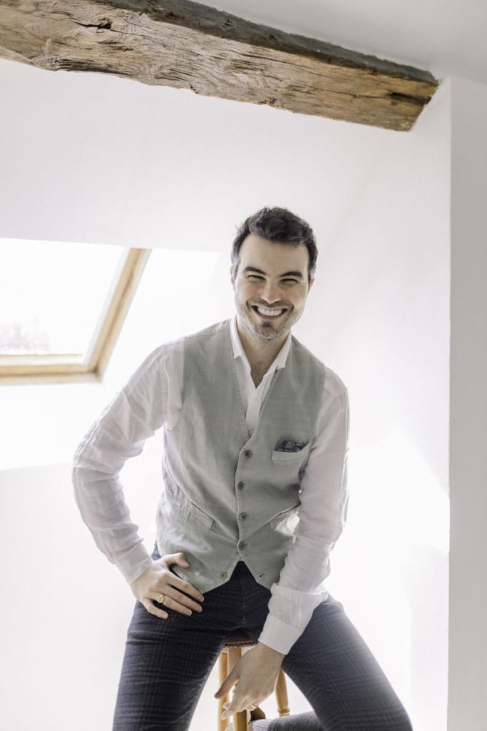 Sur YouTube, Thibault Gouttier propose des séances d’hypnose pour mieux dormir