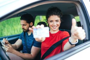 Jeune femme qui vient d'avoir son permis de conduire - crédit photo ! hedgehog94 via Adobe Stock