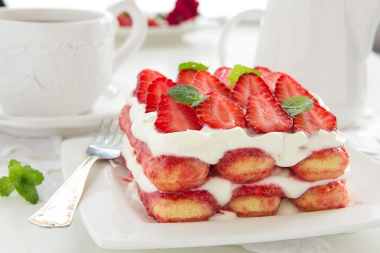 Tiramisu aux fraises - crédit photo : ld1976 via Adobe Stock