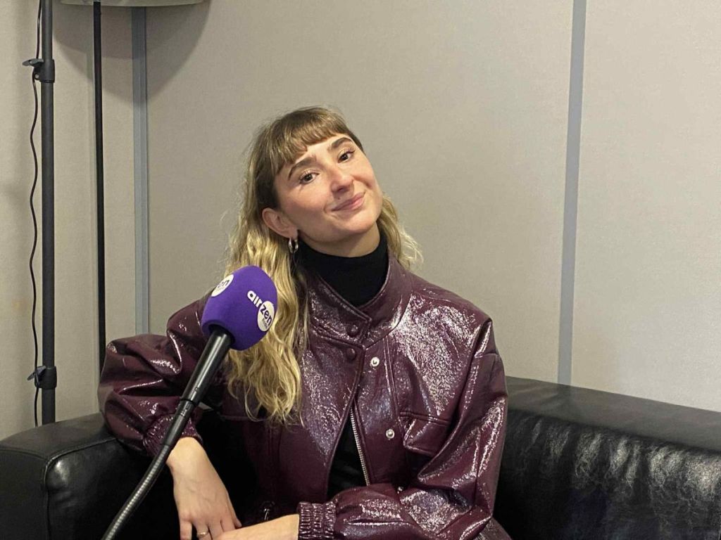 Musique : Nina Battisti explore le thème de l’amour dans “Le Cabaret des pleurs”