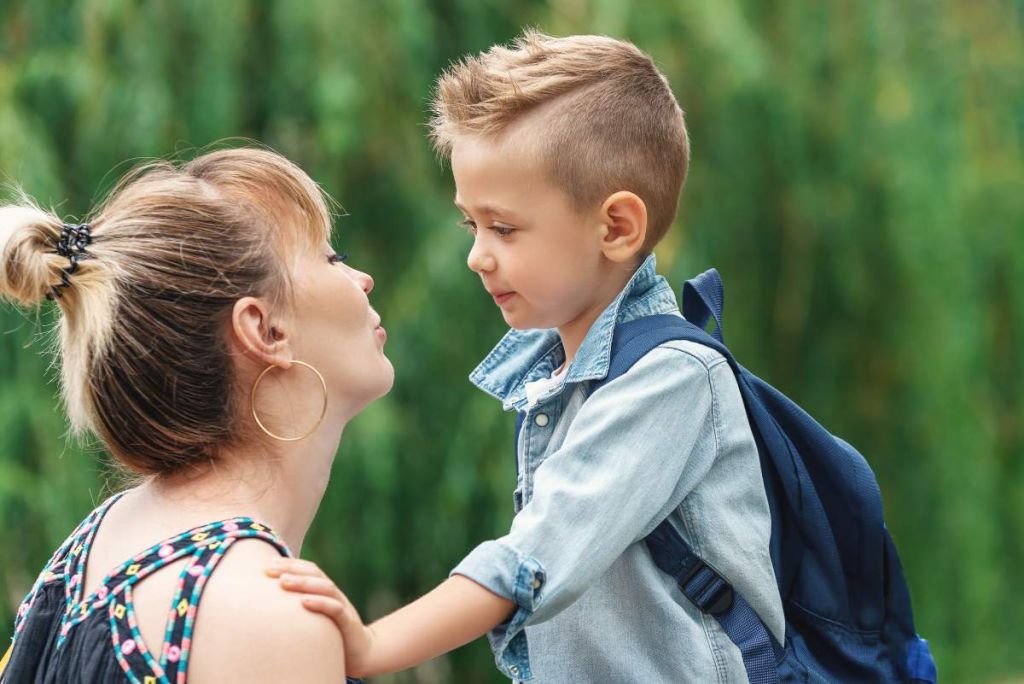 Pourquoi les enfants disent “ça va” quand on leur parle de leur journée : la science éclaire ce mystère
