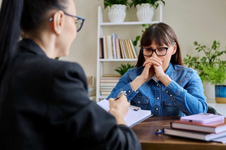 2 femmes dont une stressée - rédit photo : Valerii Honcharuk via Adobe Stock