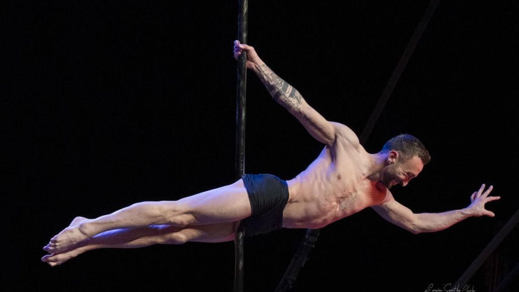 Rémi Robardet, champion de France de pole dance sportive en amateur