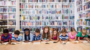Des enfants lisent des livres à la bibliothèques.