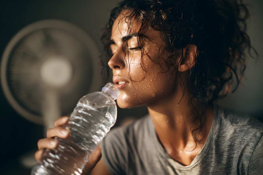 Voici pourquoi boire de l’eau glacée pendant la canicule n’est pas une bonne idée !