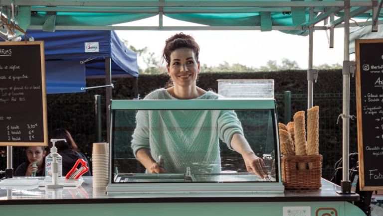 À Bordeaux, Amandine Neusy propose des glaces végétales avec son triporteur