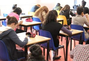 salle de classe, salle d'examen - crédit photo : Drivepix via Adobe Stock