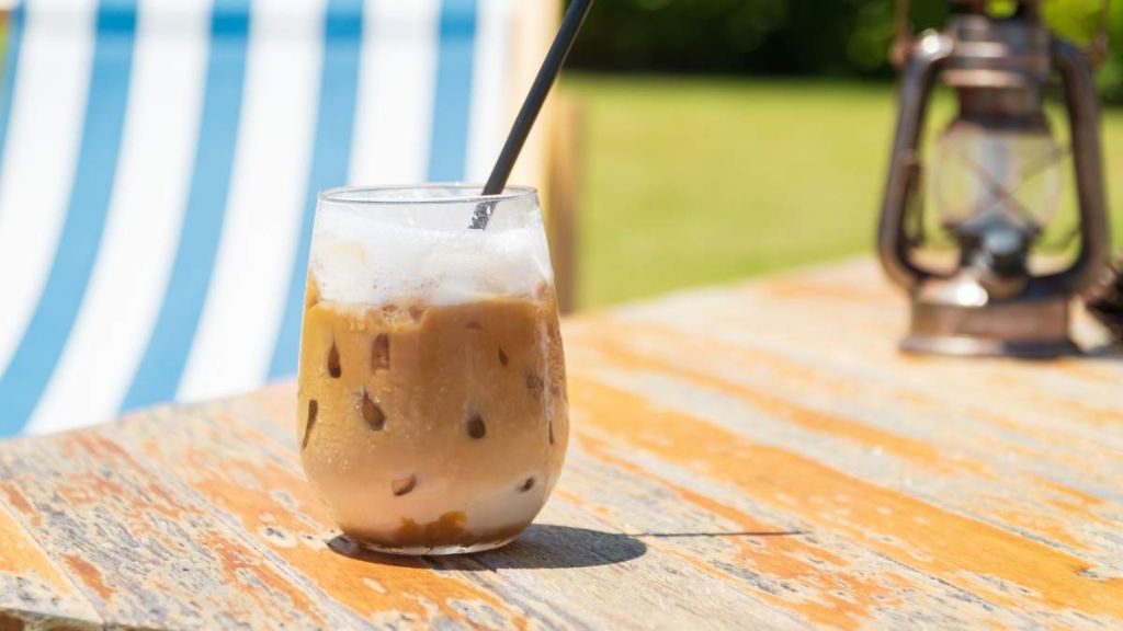 Café glacé royal : l’astuce de barista pour une crème veloutée sans machine