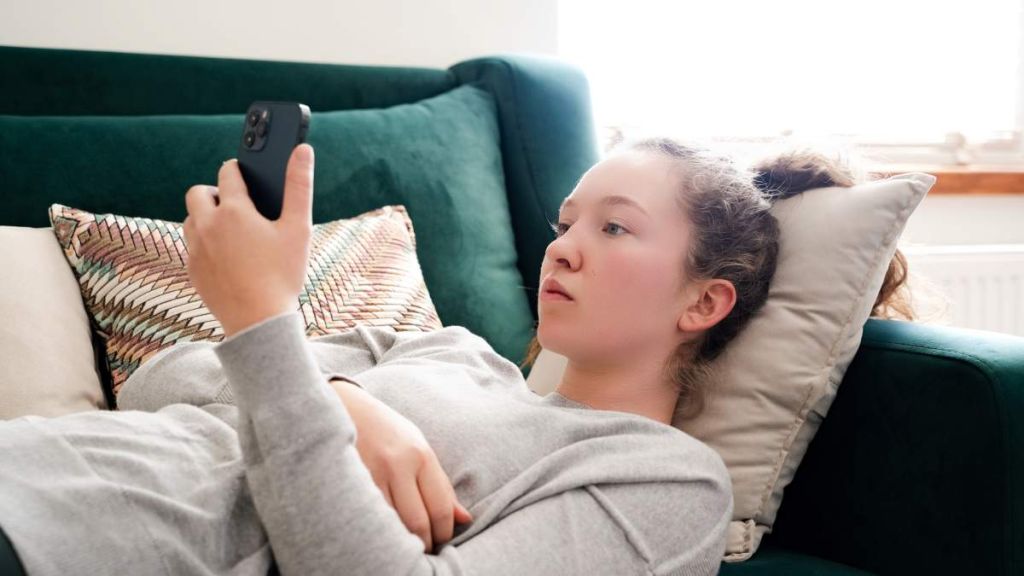 Ce qui nous fait scroller sans fin : la science nous explique pourquoi…