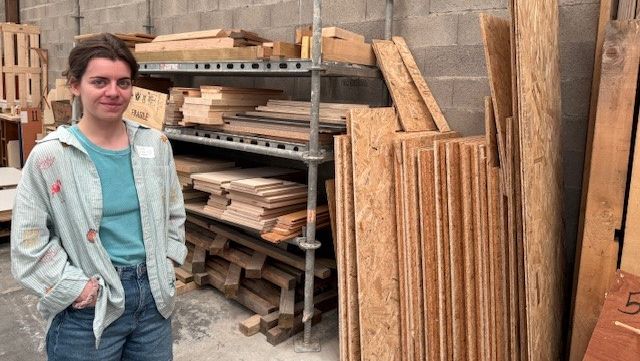 Colmar : ce collectif transforme les chutes de bois en mobilier
