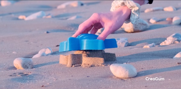 Creagum : des jouets de plage créés à partir de chewing-gums usagés