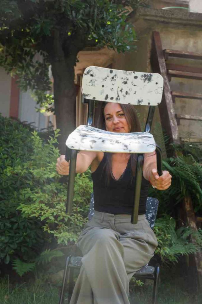 Hautes-Pyrénées : elle confectionne des chaises à partir de déchets plastiques