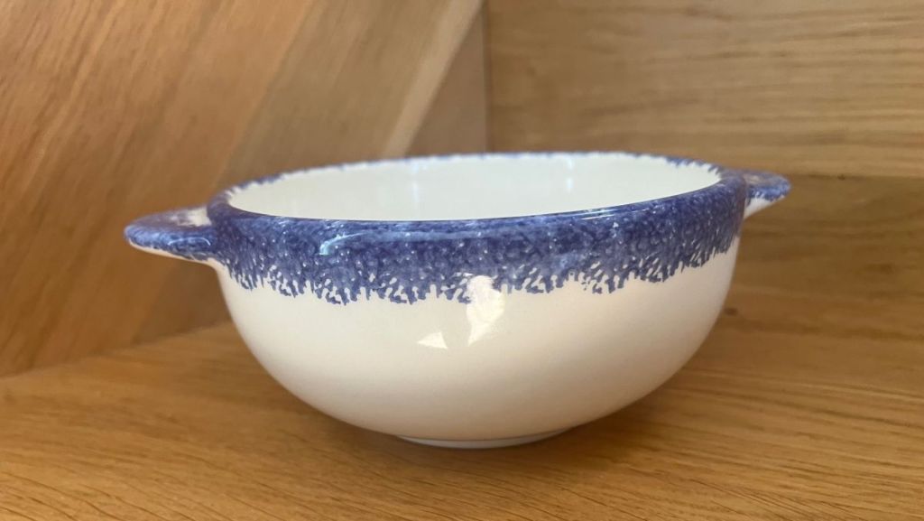 Vendée : la faïencerie Nistar personnalise des bols depuis 1936