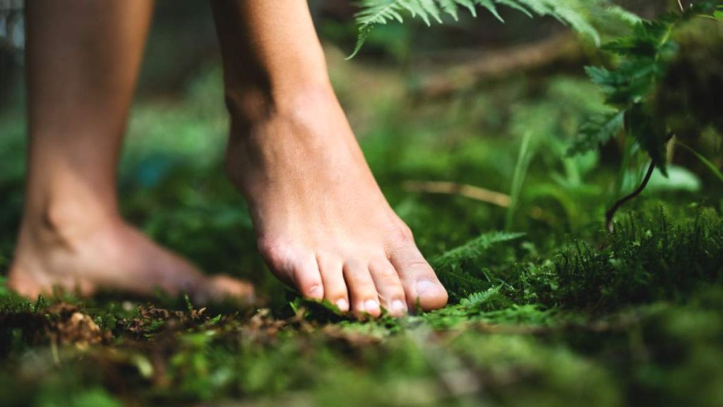 Marcher pieds nus en vacances : plaisir doux ou plaisir risqué ?