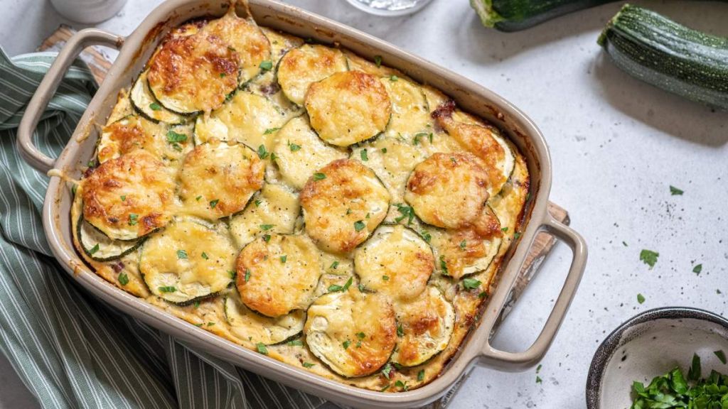 Moins gras, plus fondant : le gratin de courgettes qui revisite la recette classique en remplaçant la crème par un ingrédient secret