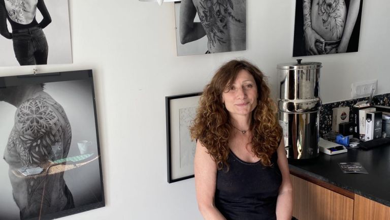 Paris : Taratatou, l’artiste tatoueuse qui embellit les corps meurtris