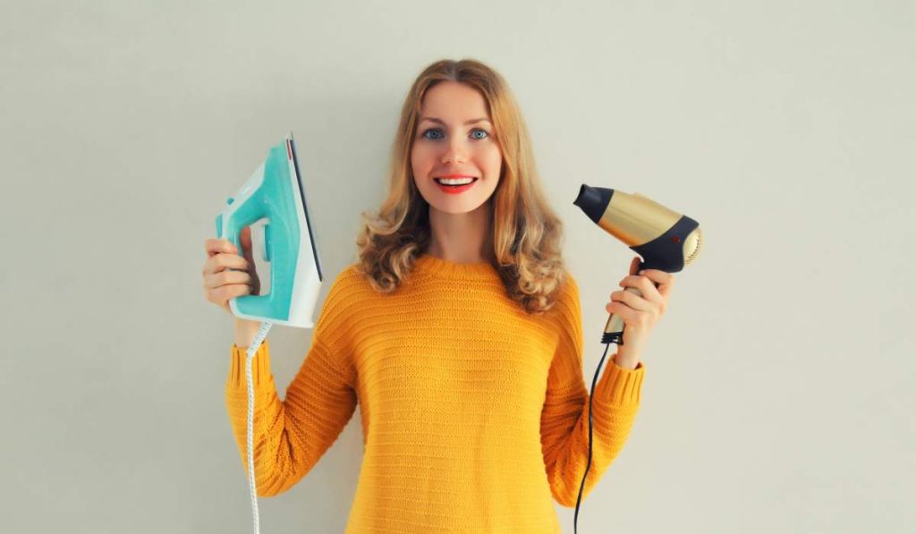 Repasser sans fer : la technique du sèche-cheveux utilisée dans les hôtels