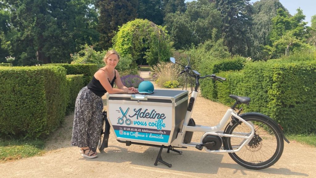 Metz : Adeline, coiffeuse, se déplace à vélo cargo et recycle les cheveux