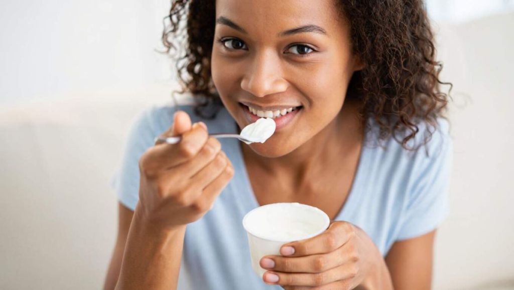 L’ingrédient secret tout simple rend le yaourt nature totalement irrésistible… et personne ne vous croira avant d’essayer