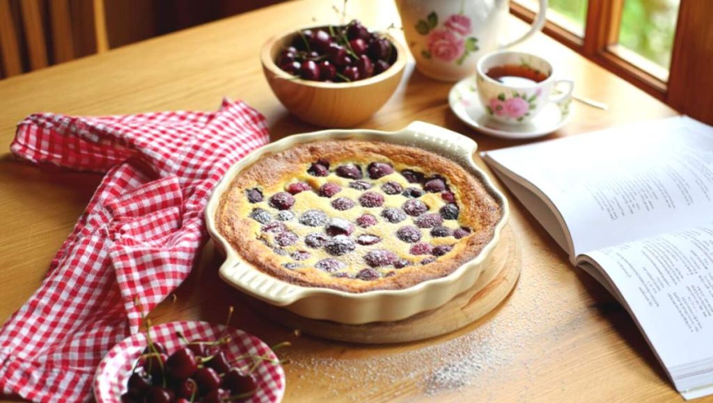 « Moelleux, doré, irrésistible » : ce clafoutis aux cerises façon grand-mère fond en bouche comme un souvenir d’enfance qu’on croyait oublié