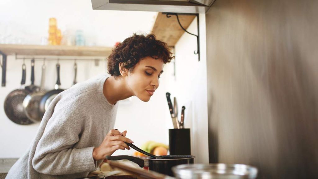 Pourquoi cuisiner coupe l’appétit… ou quand le nez prend le dessus
