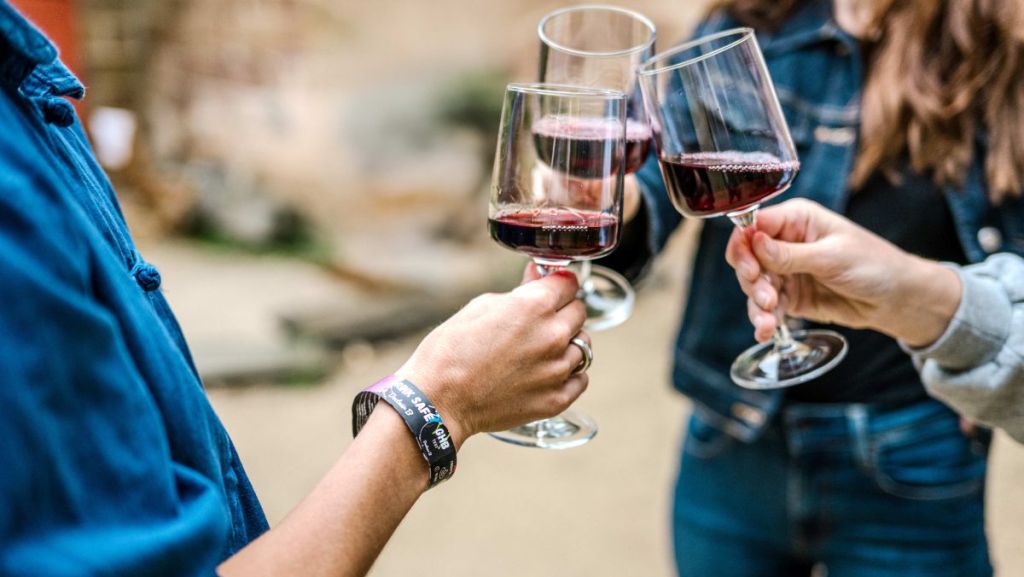 Un bracelet pour détecter le GHB dans les boissons