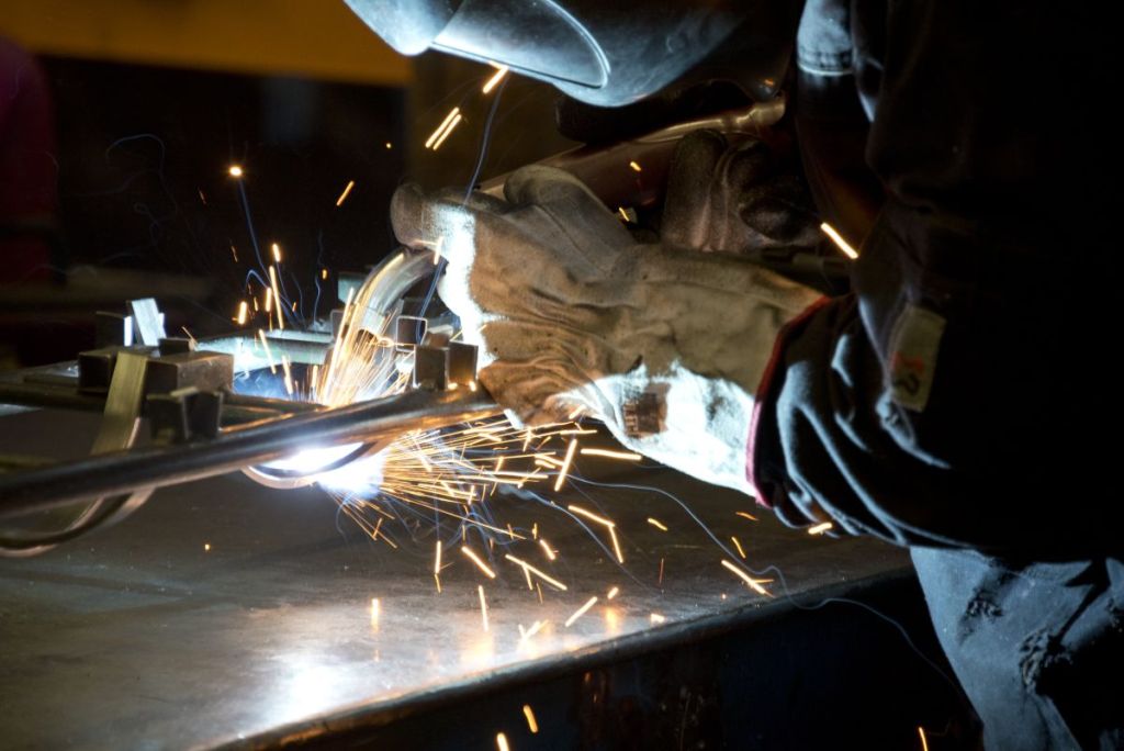 Dans les ateliers de Le Marquier, dans les Landes, les planchas sont intégralement montées et testées à la main. 