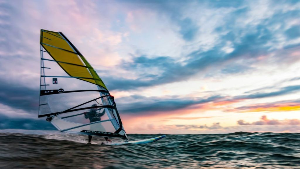 Antoine Albeau, champion du monde de windsurf, organise sa compétition