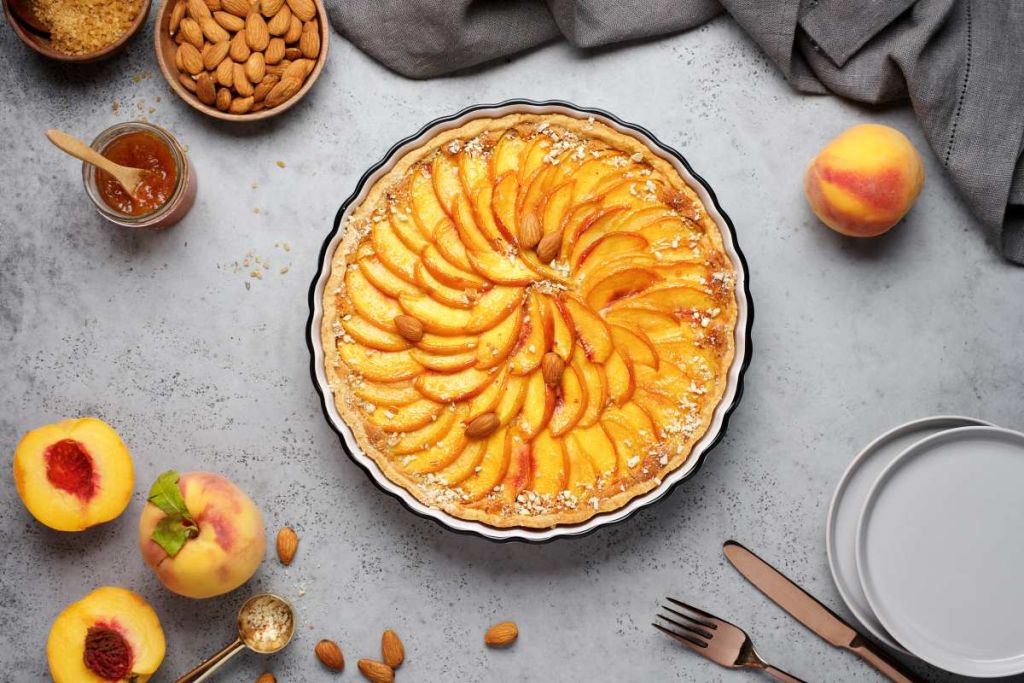 Avec ses pêches dorées et sa crème fondante, cette tarte est un pur concentré de bonheur à chaque bouchée