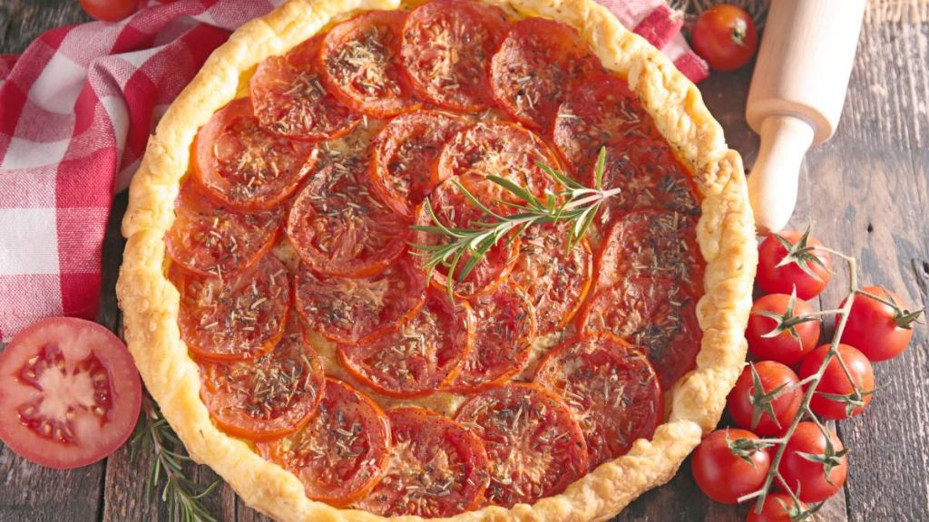 Ce chef glisse un ingrédient sous les tomates pour des tartes croustillantes et fondantes qu’on ne rate plus jamais