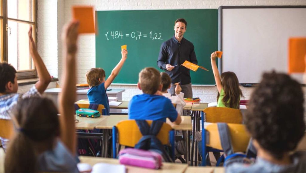 La salle des profs comme vous ne l’avez jamais vue : rires, secrets, soutien et vérités crues partagées entre collègues