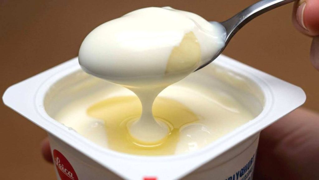 Ne jetez plus ce liquide du yaourt : il contient des protéines, du calcium et même des bonnes bactéries